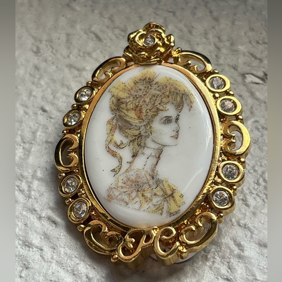 Avon President’s Club Cameo Brooch Gold Tone Portrait Pin - Picture 3 of 3